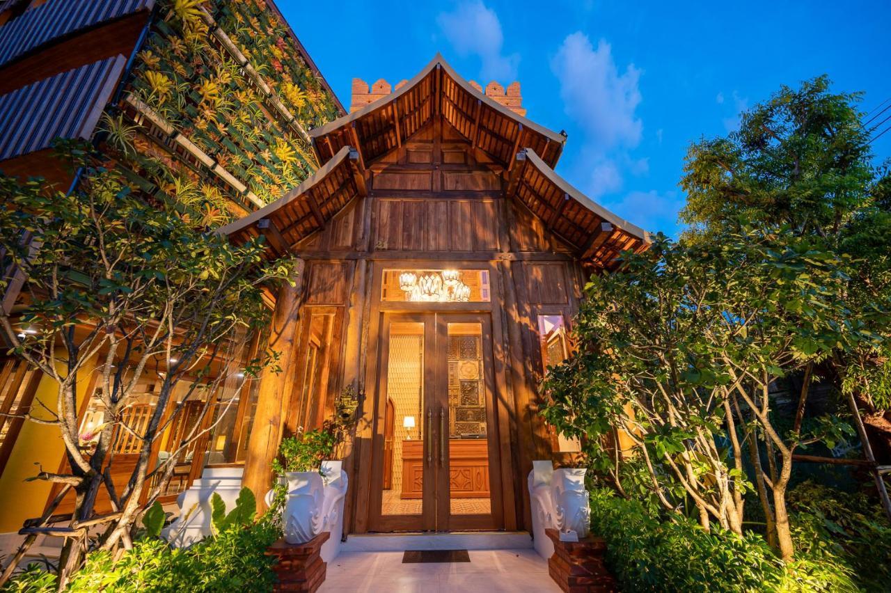 At Gate Thaphae Hotel Чиангмай Экстерьер фото