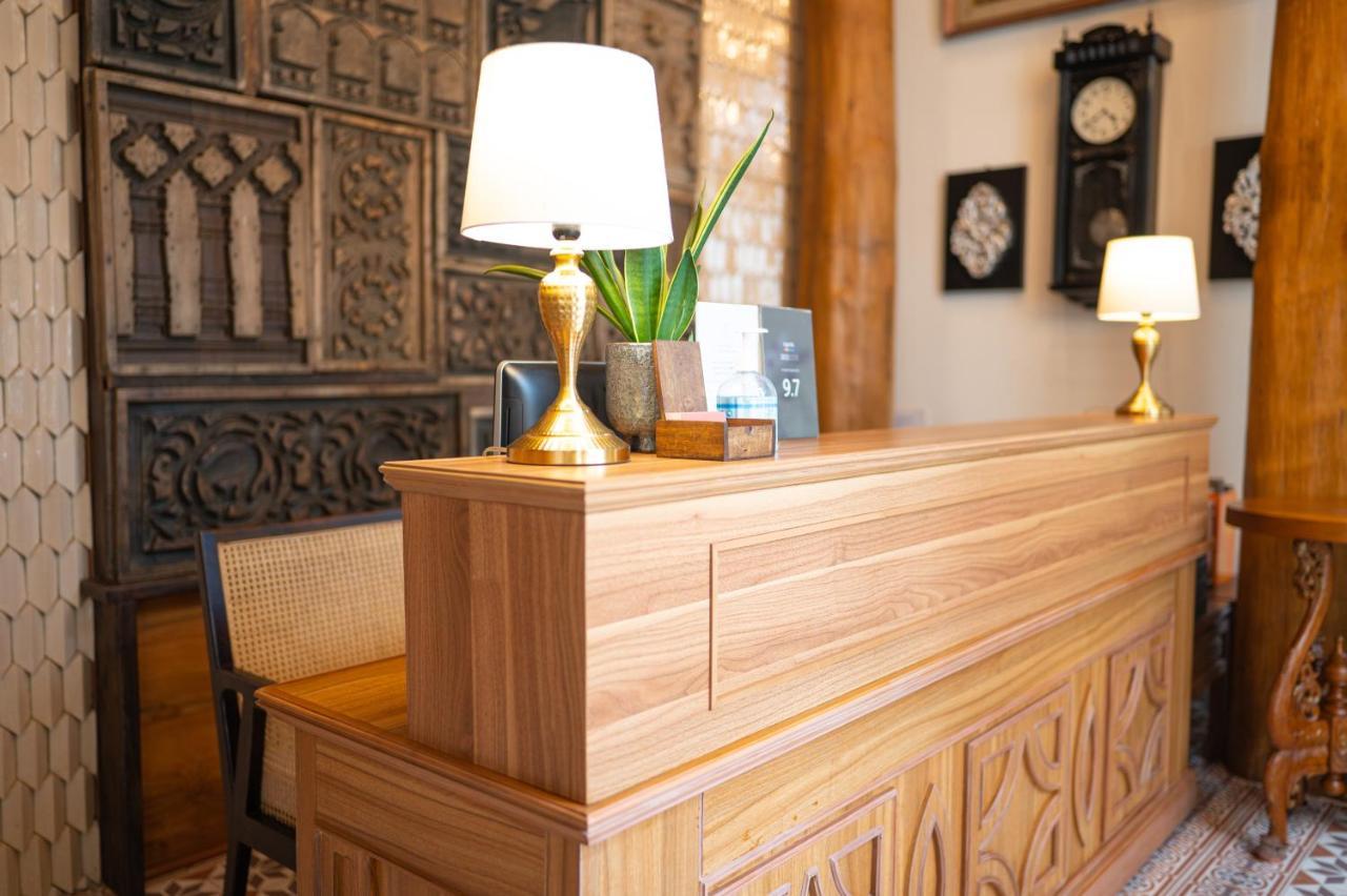 At Gate Thaphae Hotel Чиангмай Экстерьер фото