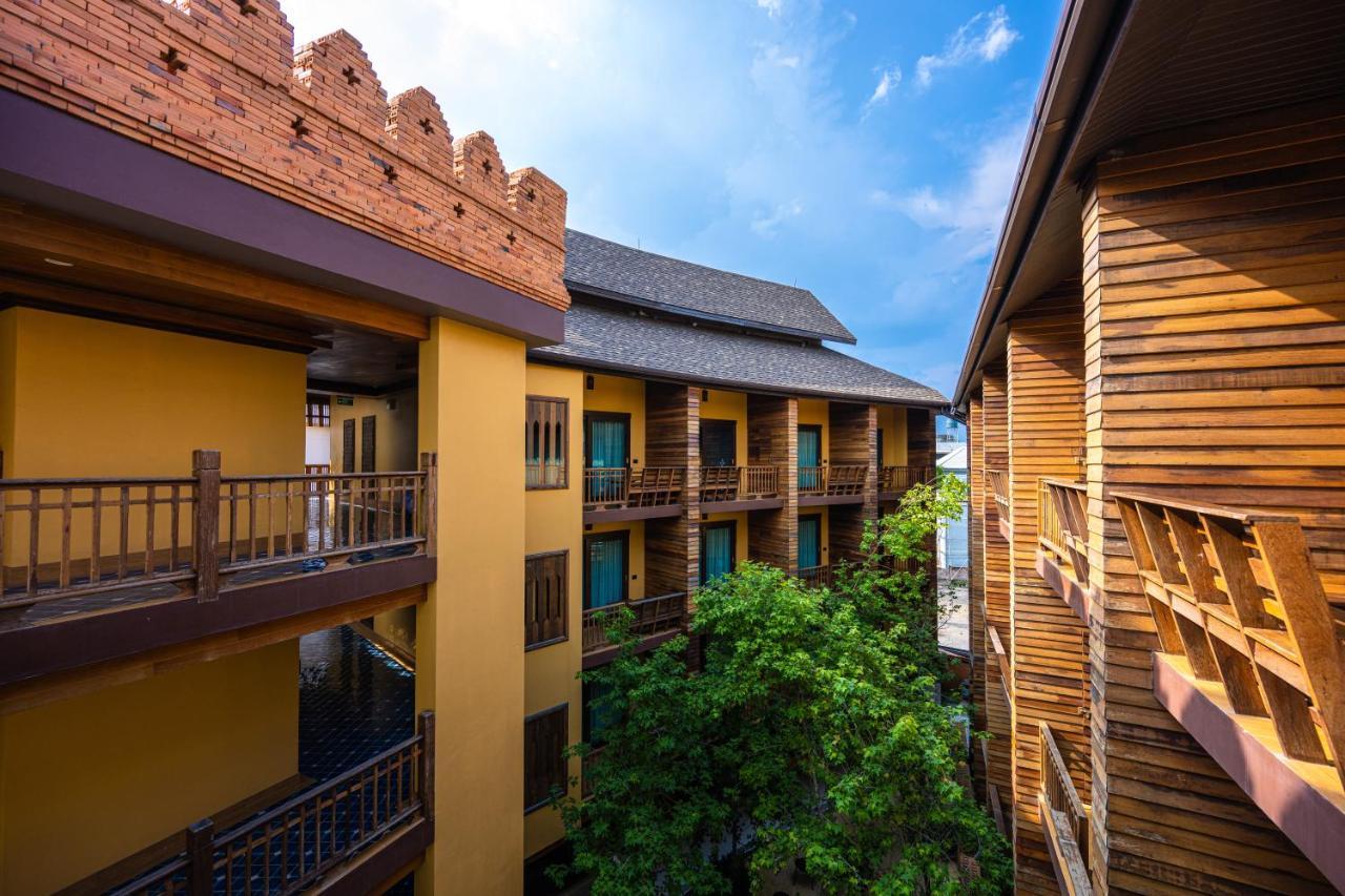 At Gate Thaphae Hotel Чиангмай Экстерьер фото