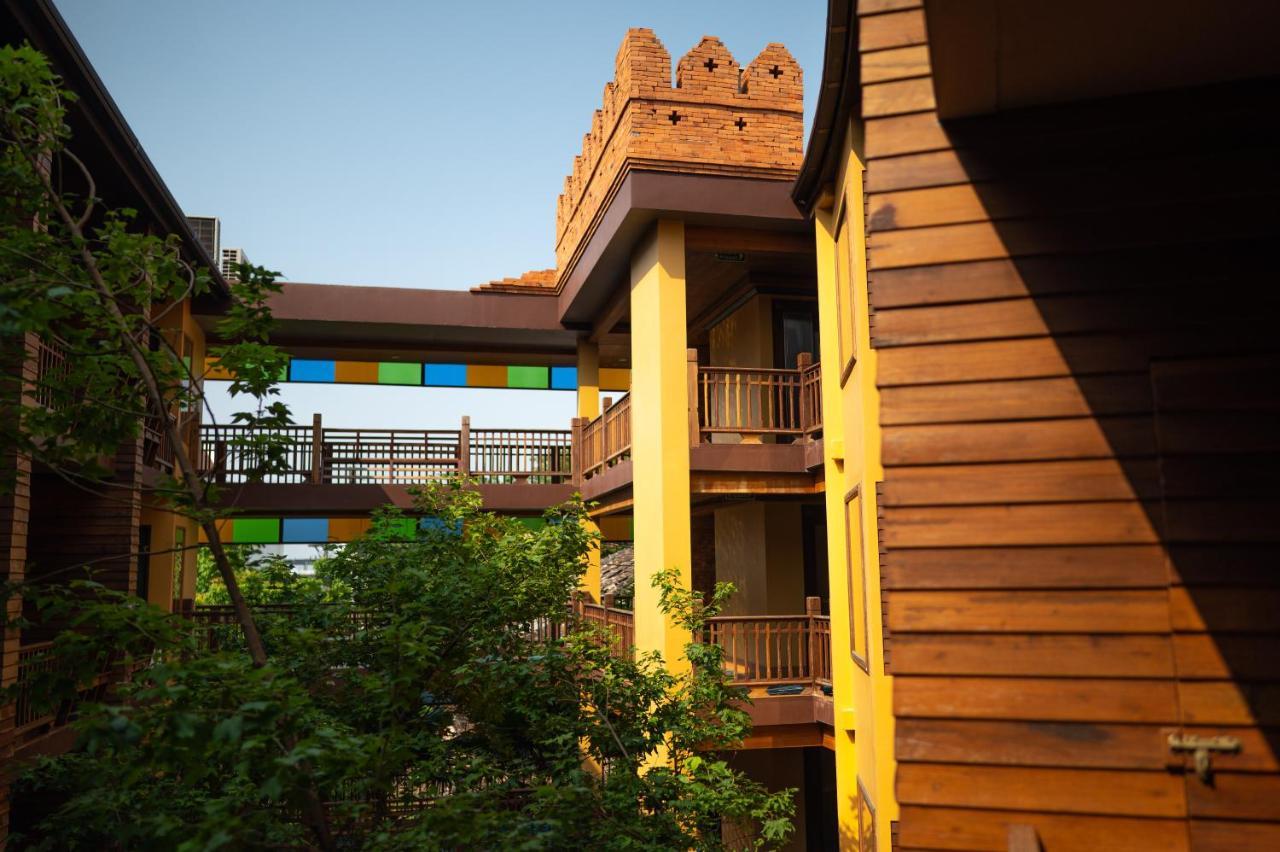 At Gate Thaphae Hotel Чиангмай Экстерьер фото